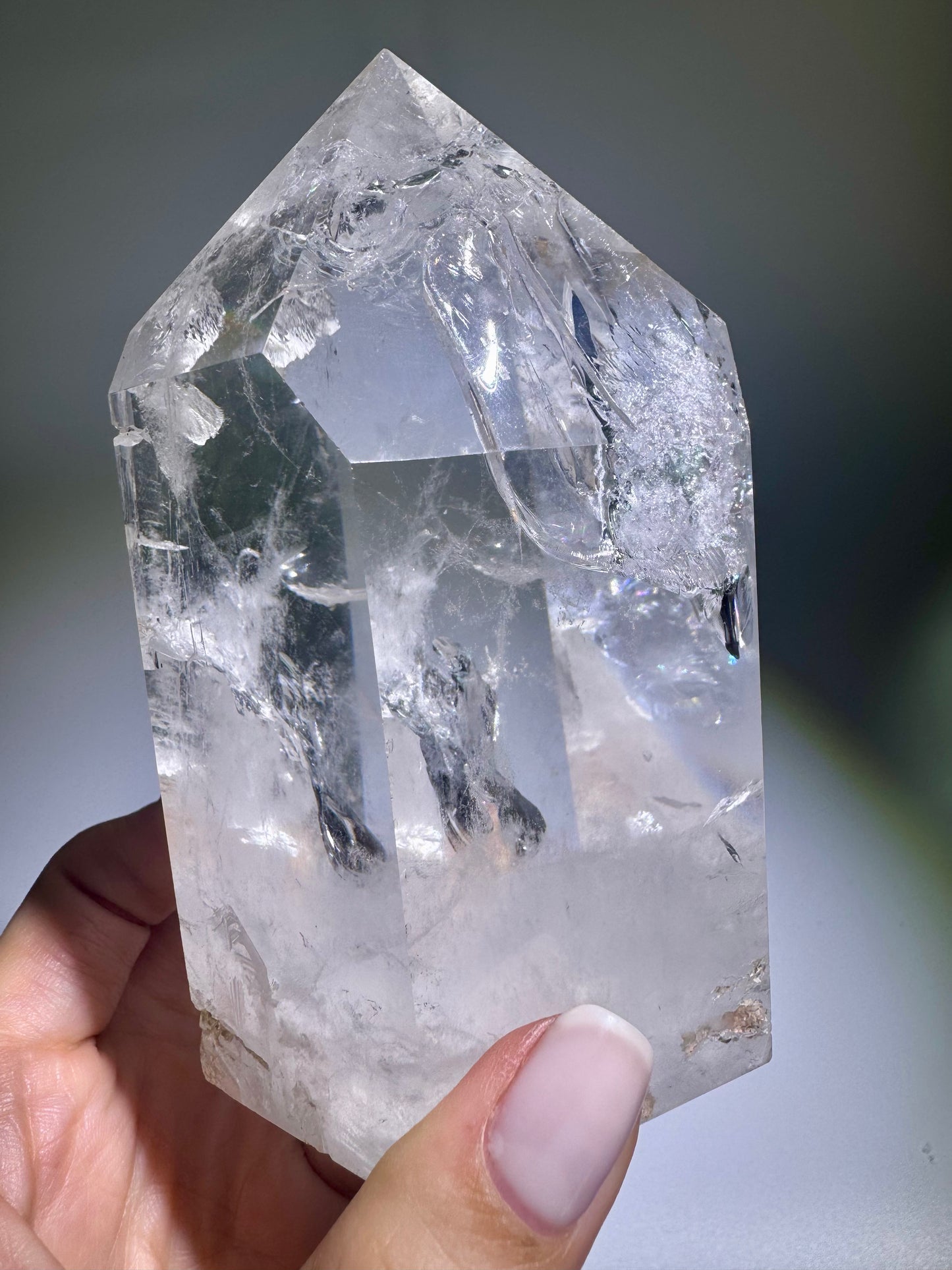 Klare Bergkristallspitze mit Regenbogen & Ständer – 768g, 11.5cm – Extra Qualität aus Brasilien