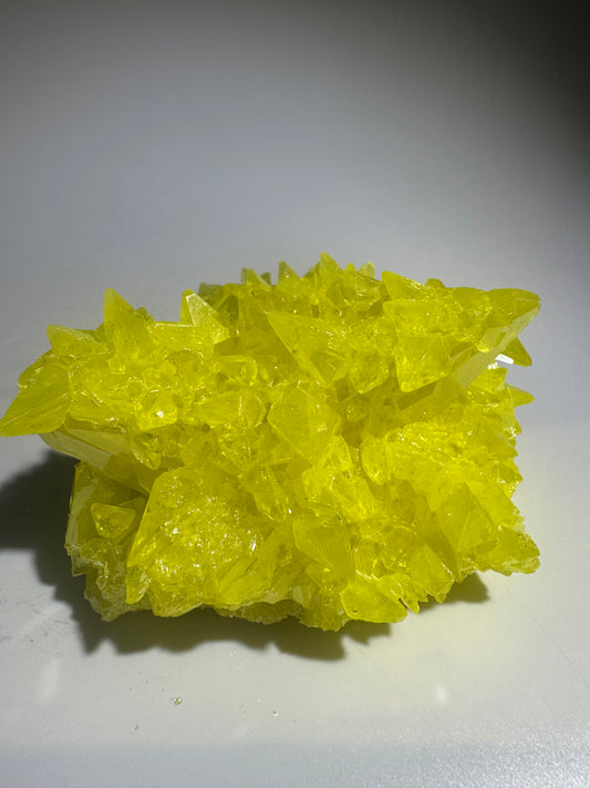 Schwefelkristall-Stufe – Leuchtend gelber Kristall 8,5 cm, 265 g