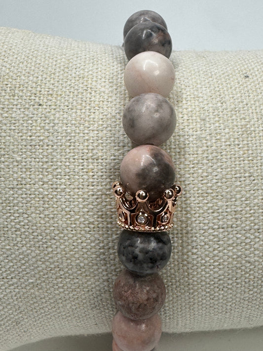 Bezauberndes Rhodonit Armband mit Zirkonia Krönchen - 17cm