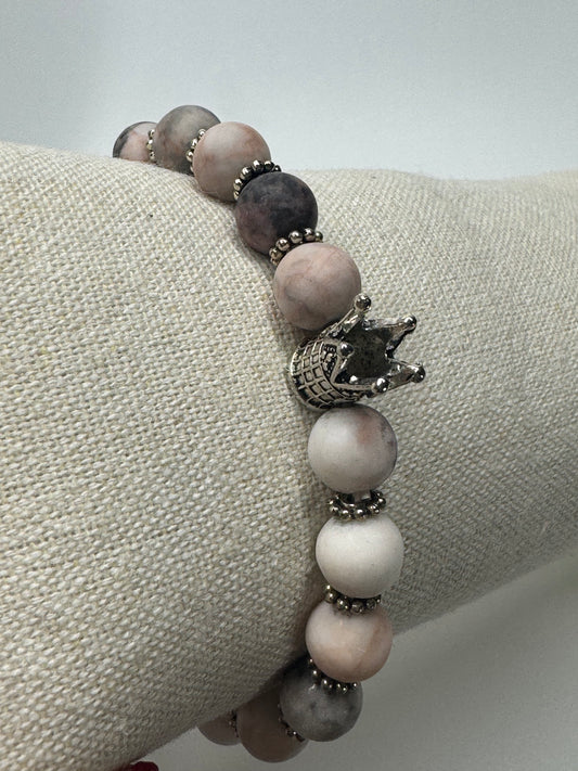 Bezauberndes Rhodonit Armband mit Zirkonia Krönchen - 17cm