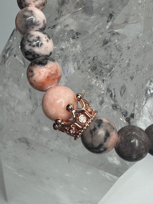 Bezauberndes Rhodonit Armband mit Zirkonia Krönchen - 17cm