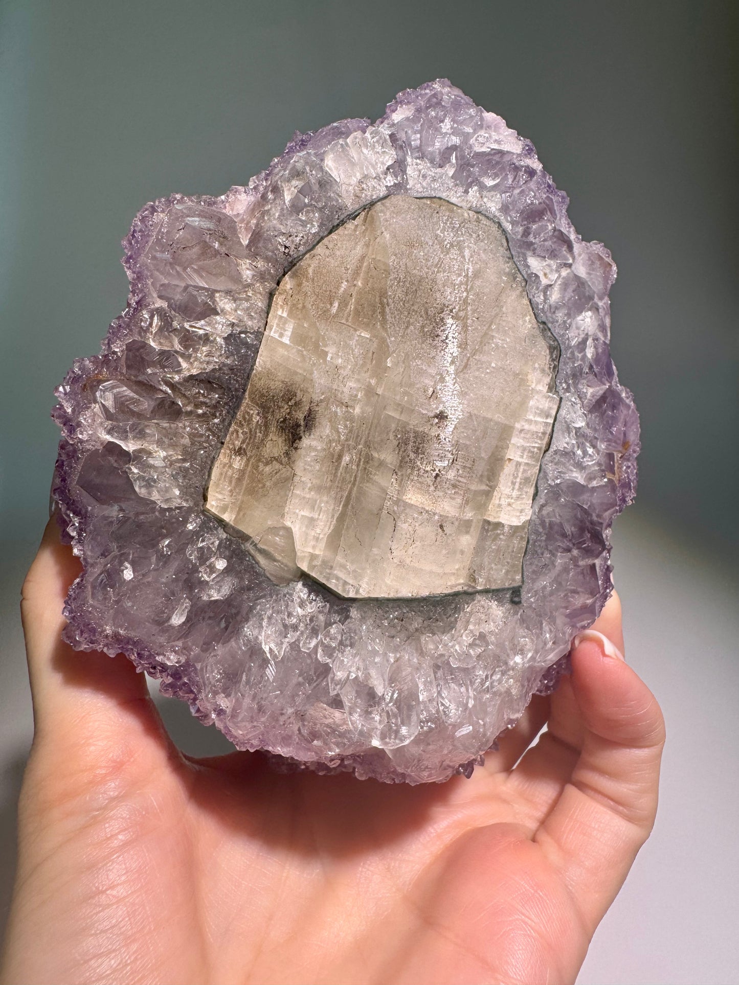 Grosse Amethystblüte 1.08 kg – zartlila Kristalle & Extra-Qualität Uruguay