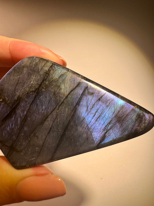 Seltener Labradorit in Blau & Lila - 7.2cm, 125g