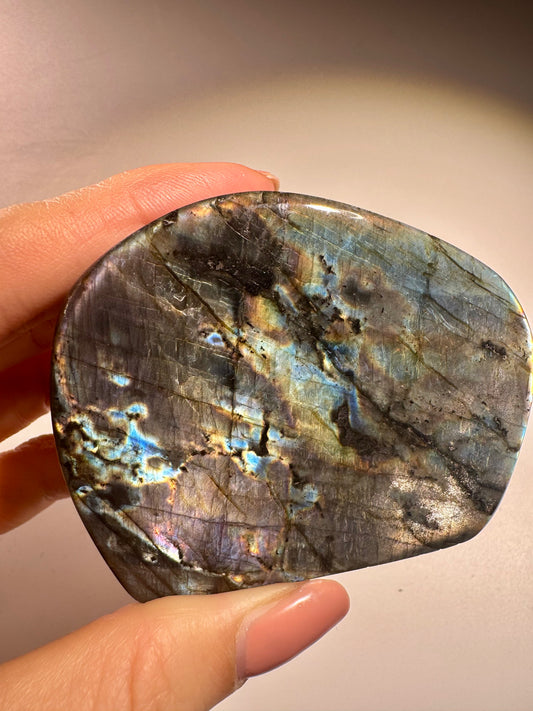 Schöner Labradorit mit seltenen Farben - 7cm, 201g