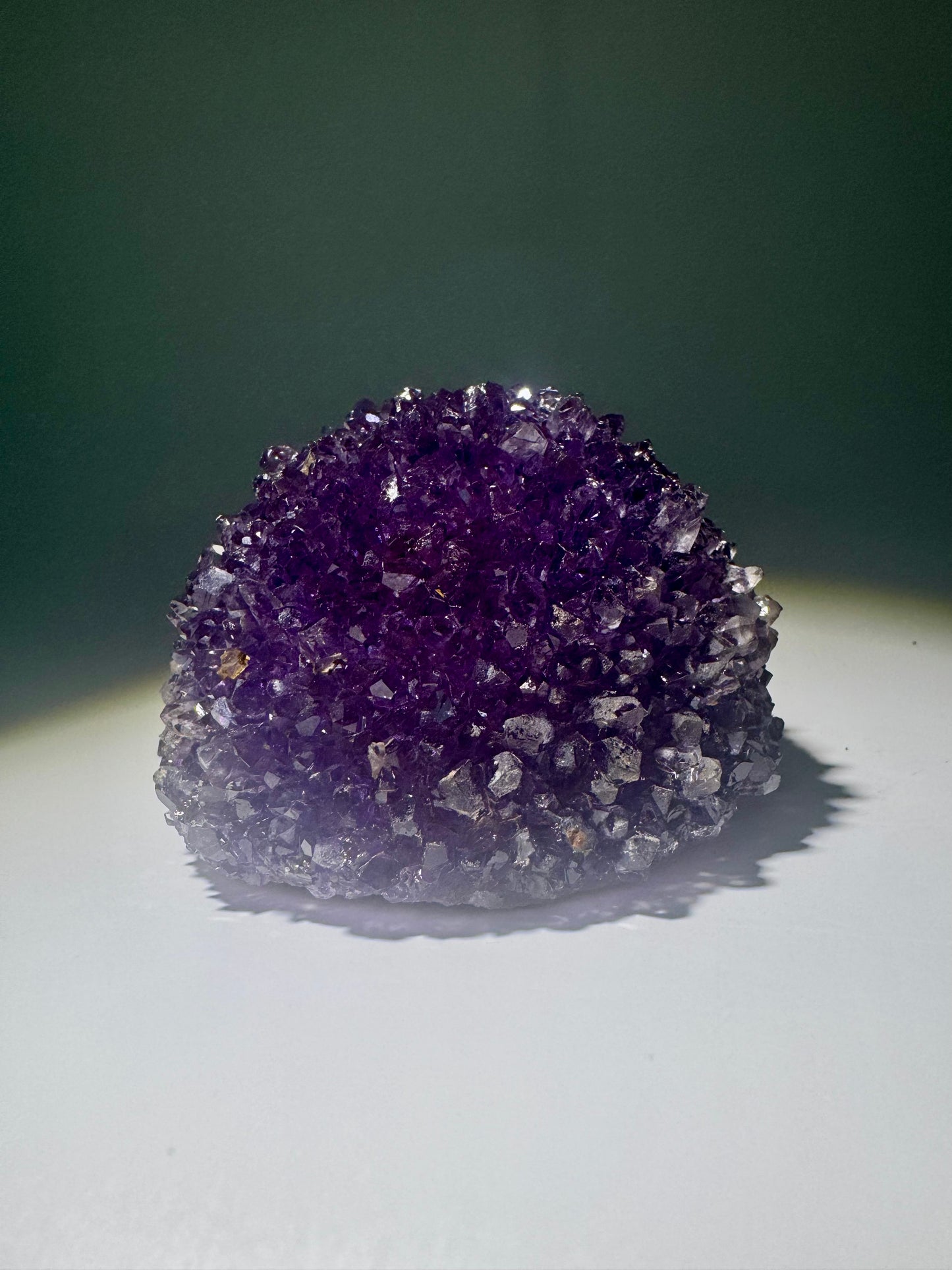 Tiefviolette Amethystblüte aus Uruguay – 7,4 cm Stalaktit Kristall