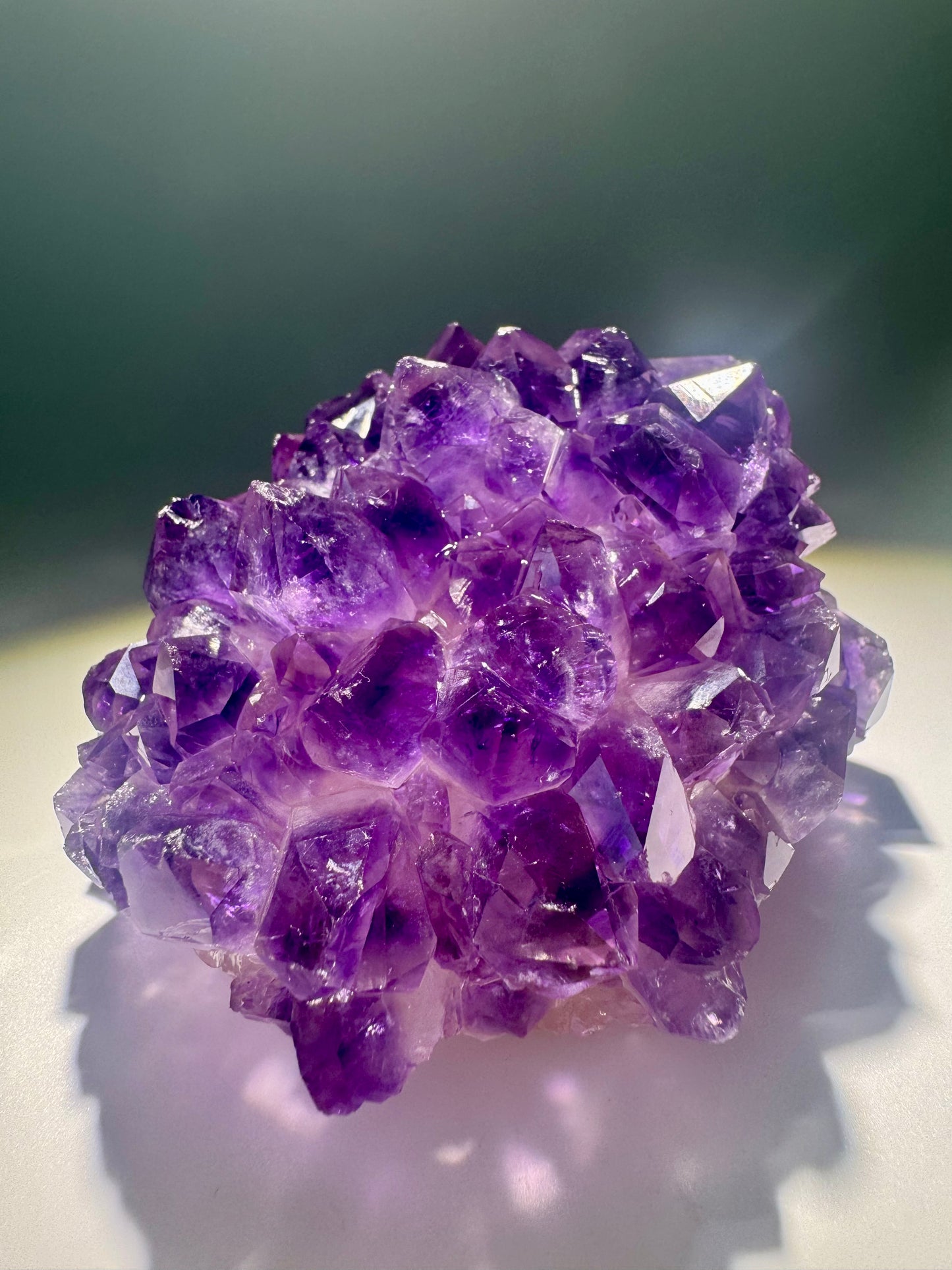Tiefviolette Amethystblüte aus Uruguay – 8.4 cm Stalaktit Kristall