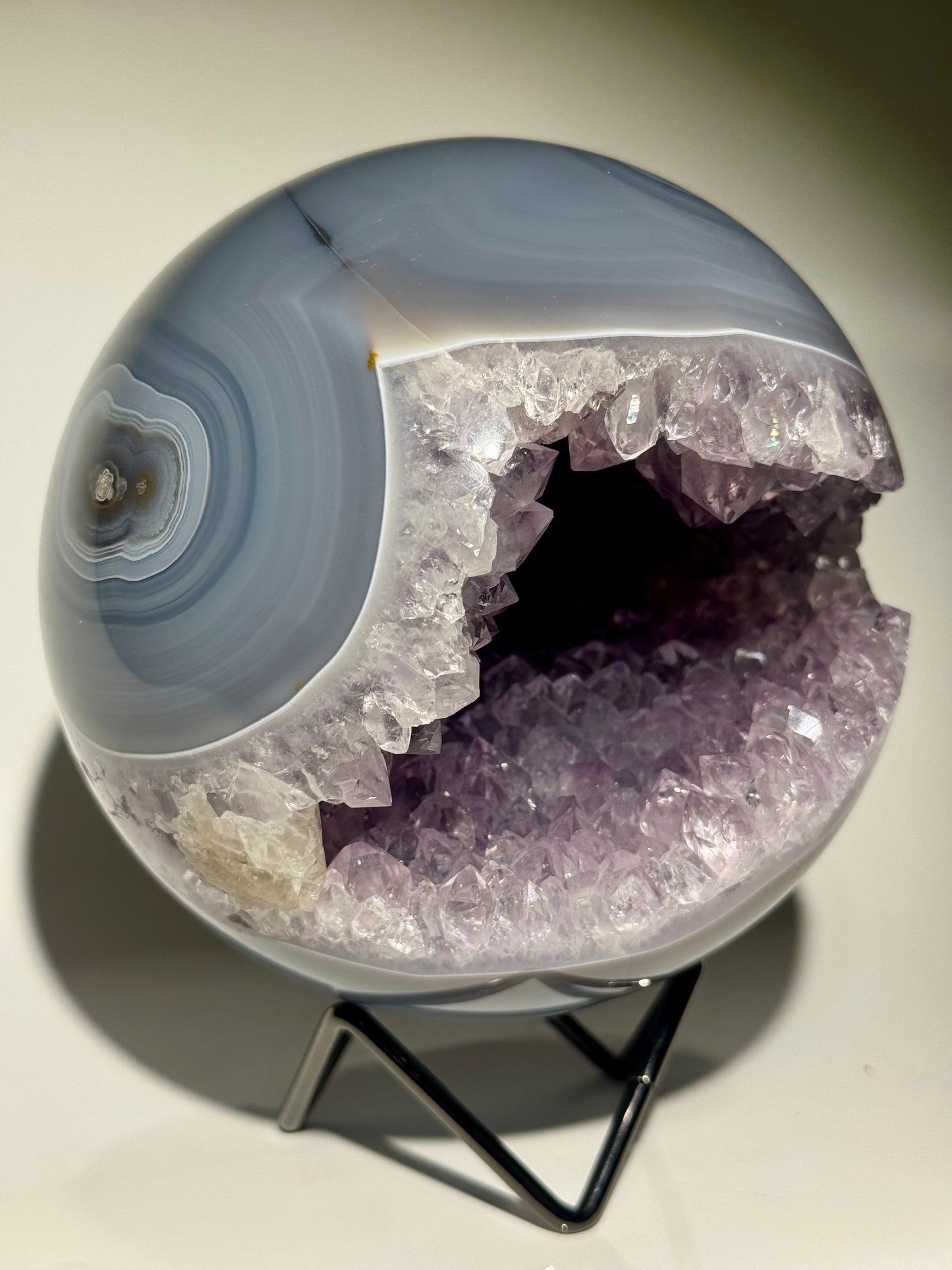 Traumhafte exklusive Achat-Kugel 12,5 cm – 2,99 kg aus Brasilien mit grossen Kristallen