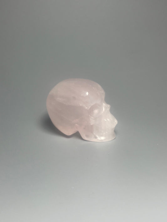 Super realistischer Totenkopf aus Rosenquarz 5cm