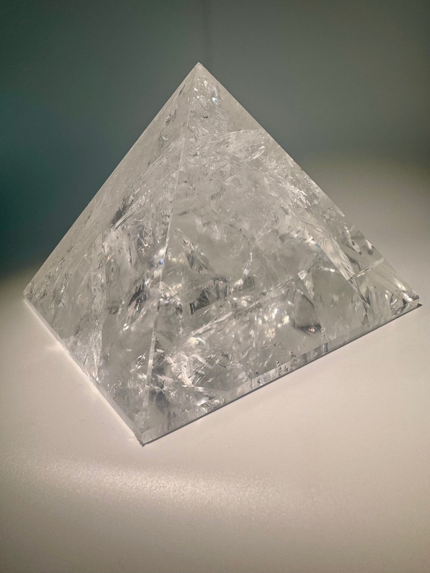 Riesige Lemurian-Kristallpyramide 2 kg, extra klar mit Regenbogen, Handarbeit Brasilien