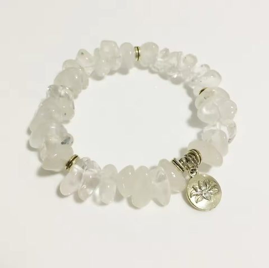 Bezauberndes Armband mit Bergkristallsplittern und süssem Lotus-Charm 💎🪷