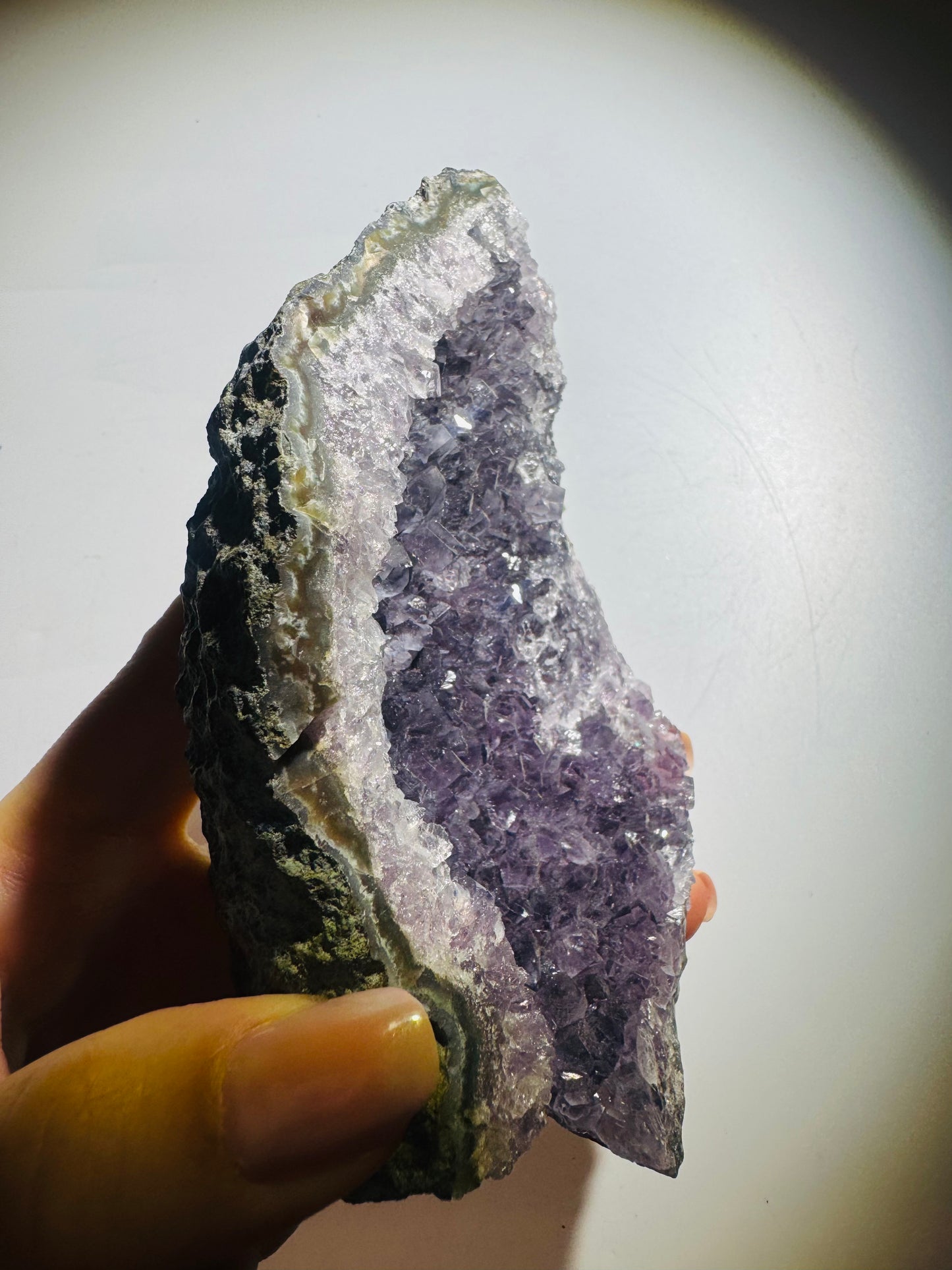 Uruguay Amethyst Druse mit Kalzit 13x7.6 cm – 339 g violette Kristalllandschaft
