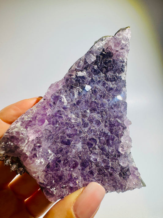 Uruguay Amethyst Druse mit Kalzit 1.5x7.5 cm – 262 g violette Kristalllandschaft