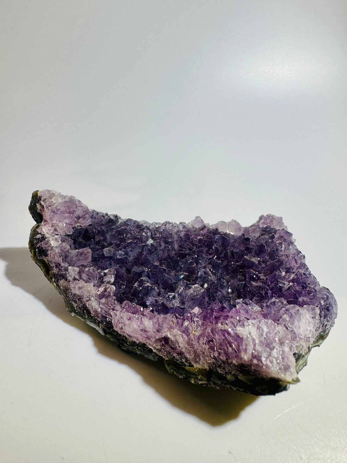 Uruguay Amethyst Druse mit Kalzit 1.5x7.5 cm – 262 g violette Kristalllandschaft