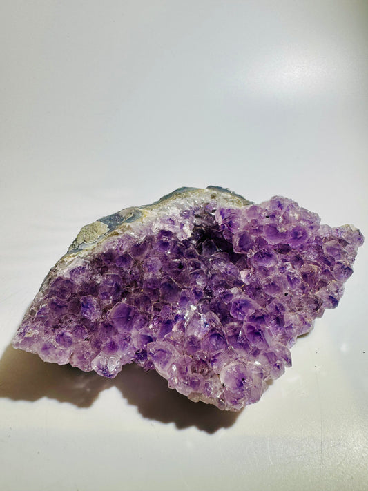 Premium Amethyst-Kristallgruppe – 13,5 x 10 cm, 462g, kraftvolle violette Druse