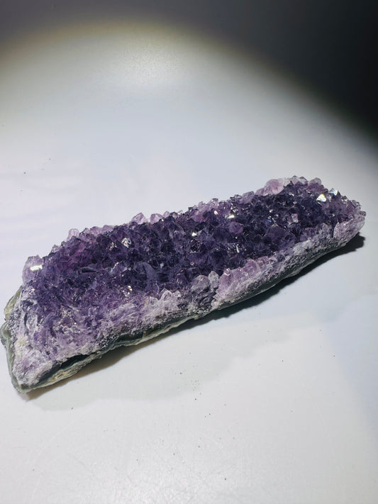 Amethyst-Druse 14.5x4.7 cm, 259 g – Energiereiche Kristallformation für Harmonie
