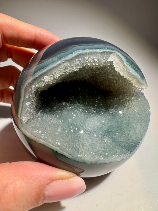 Mintgrüne Achatkugel – 7,7 cm, 558 g – Funkelndes Naturunikat aus Brasilien