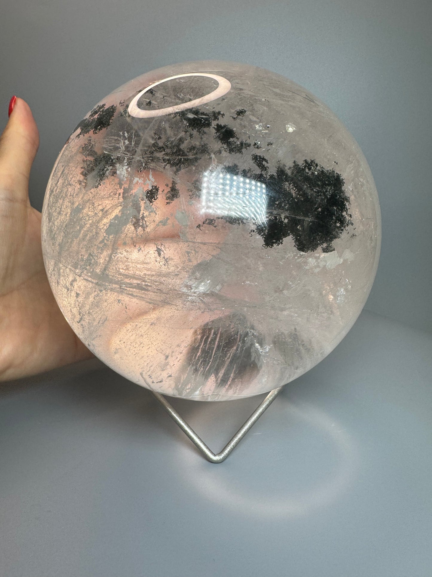 Unglaublich schöne Bergkristallkugel mit Chlorit-Einschlüssen – 13 cm, 3.6 kg