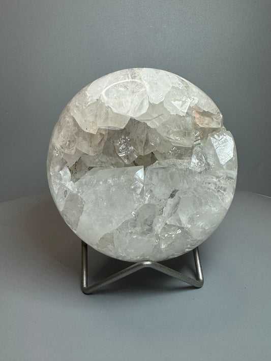 Wunderschöne Quarz Kugel mit großen klaren Kristallen – 10 cm