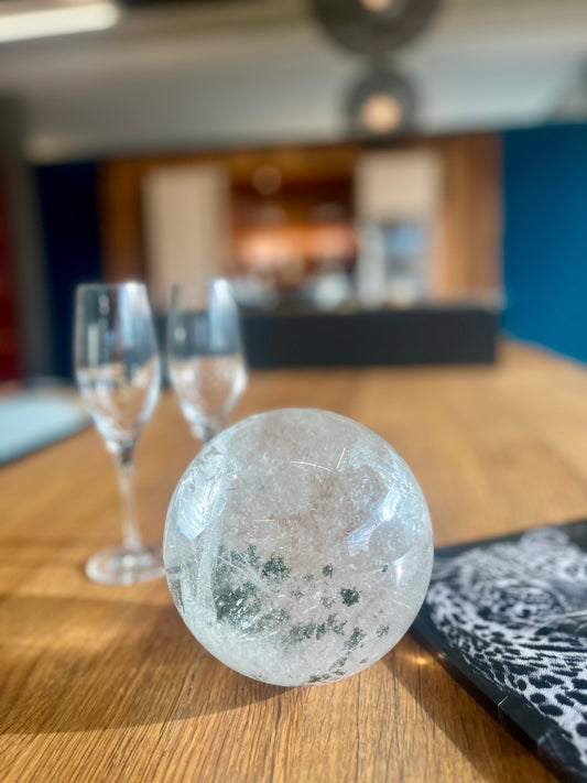Unglaublich schöne Bergkristallkugel mit Chlorit-Einschlüssen – 13 cm, 3.6 kg