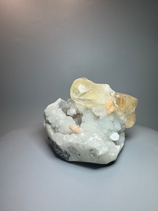 Atemberaubender Chalcedon mit Stilbit und riesigem klaren Kalzit - 16cm, 1.54kg