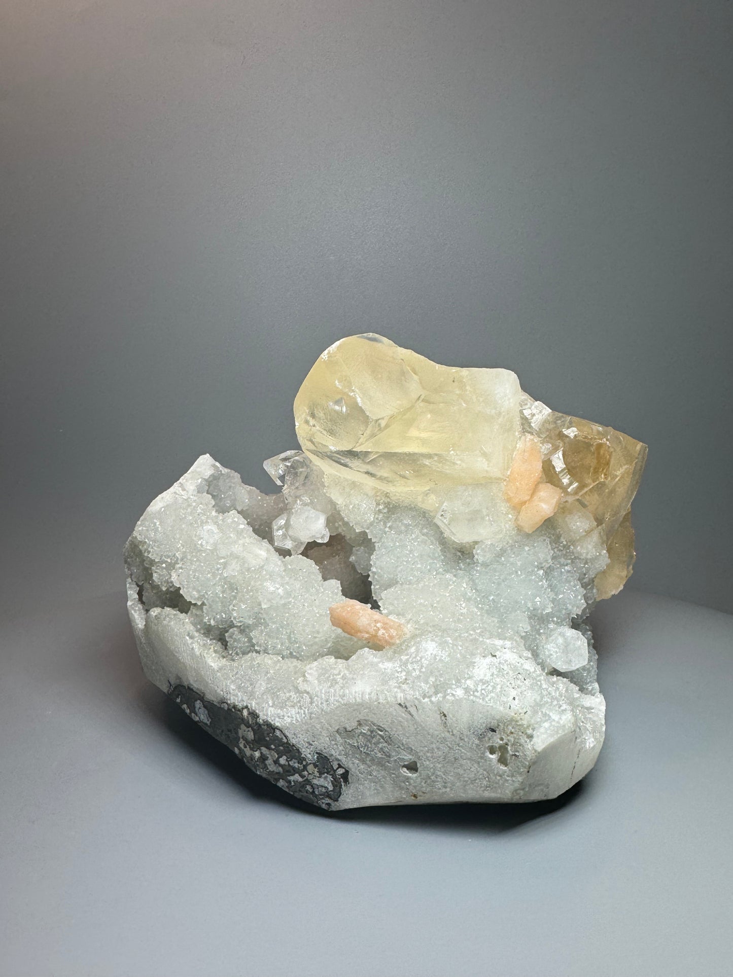 Atemberaubender Chalcedon mit Stilbit und riesigem klaren Kalzit - 16cm, 1.54kg