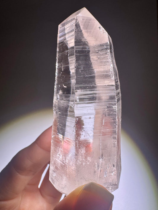Lemurian Kristallspitze 💎 klar & naturbelassen aus Brasilien – 8.1 cm / 127g