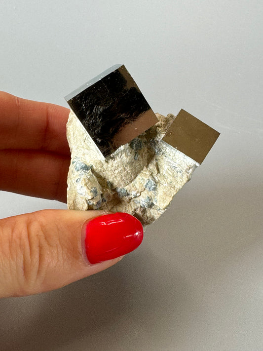 Pyrit Kubus auf Matrix - 5cm, 88g