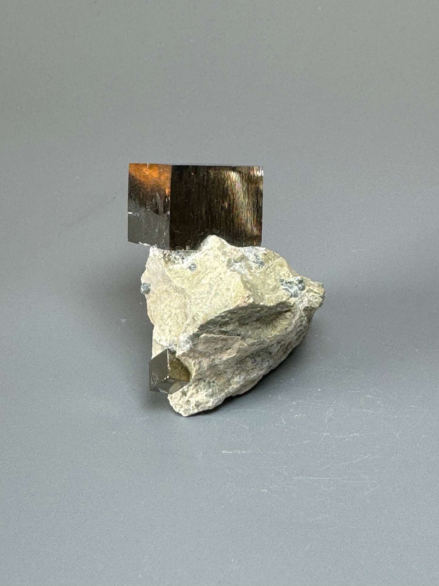 Pyrit Kubus auf Matrix - 4cm, 66g