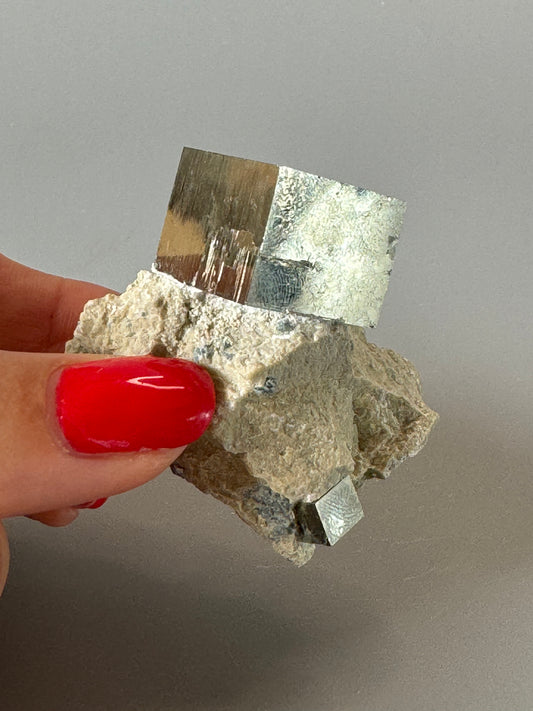 Pyrit Kubus auf Matrix - 4cm, 66g