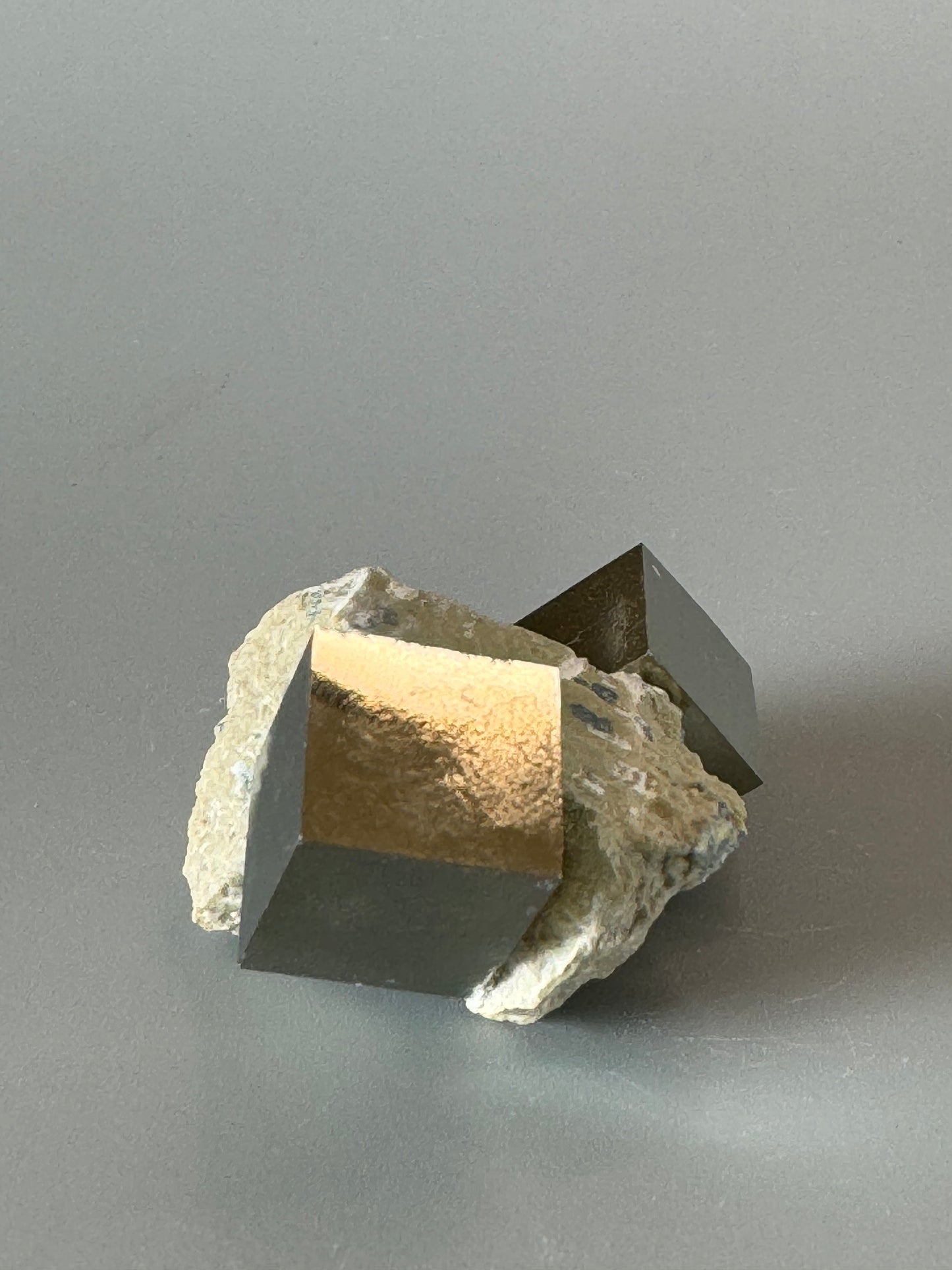 Pyrit Kubus auf Matrix - 5cm, 70g