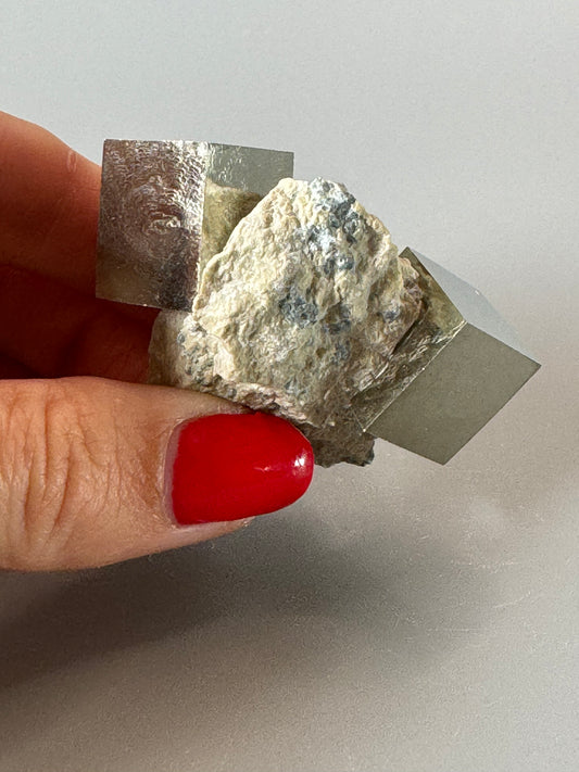 Pyrit Kubus auf Matrix - 5cm, 70g