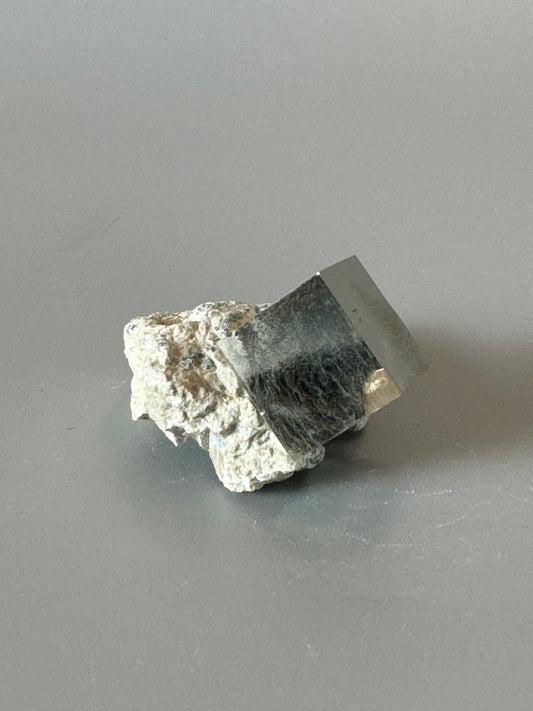 Pyrit Kubus auf Matrix - 5cm, 56g