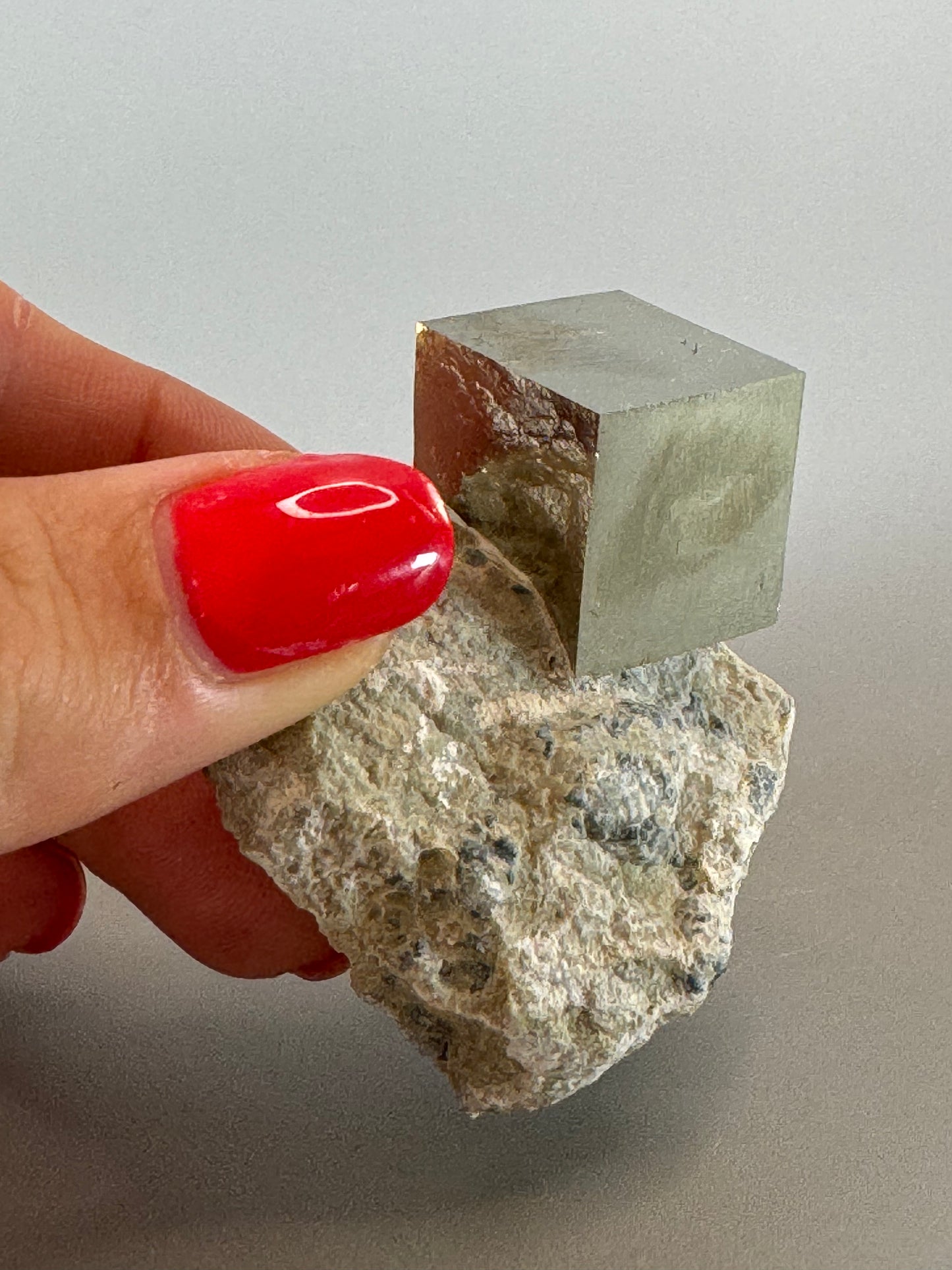 Pyrit Kubus auf Matrix - 5cm, 56g