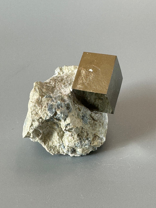 Pyrit Kubus auf Matrix - 5cm, 99g
