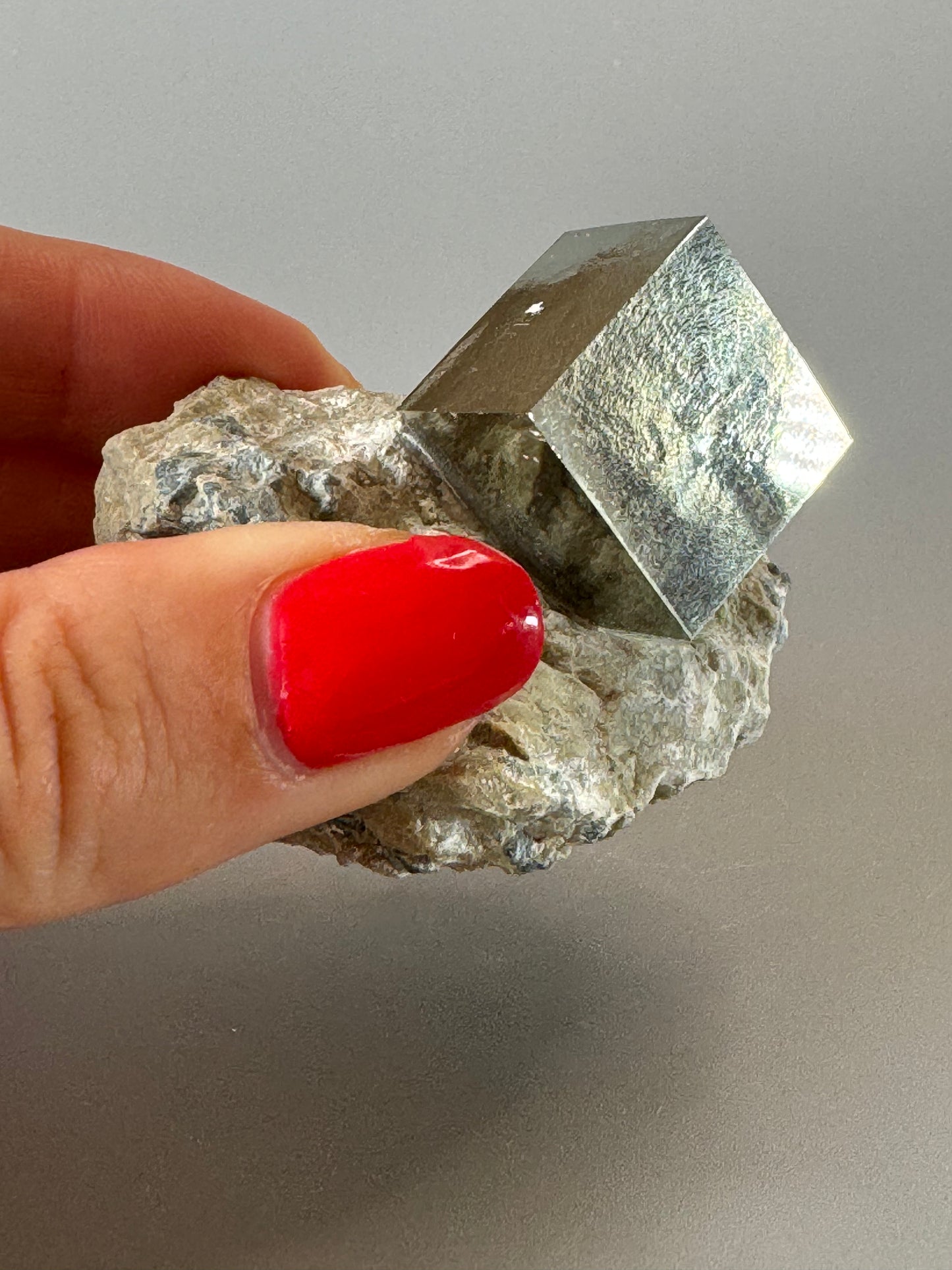 Pyrit Kubus auf Matrix - 5cm, 99g