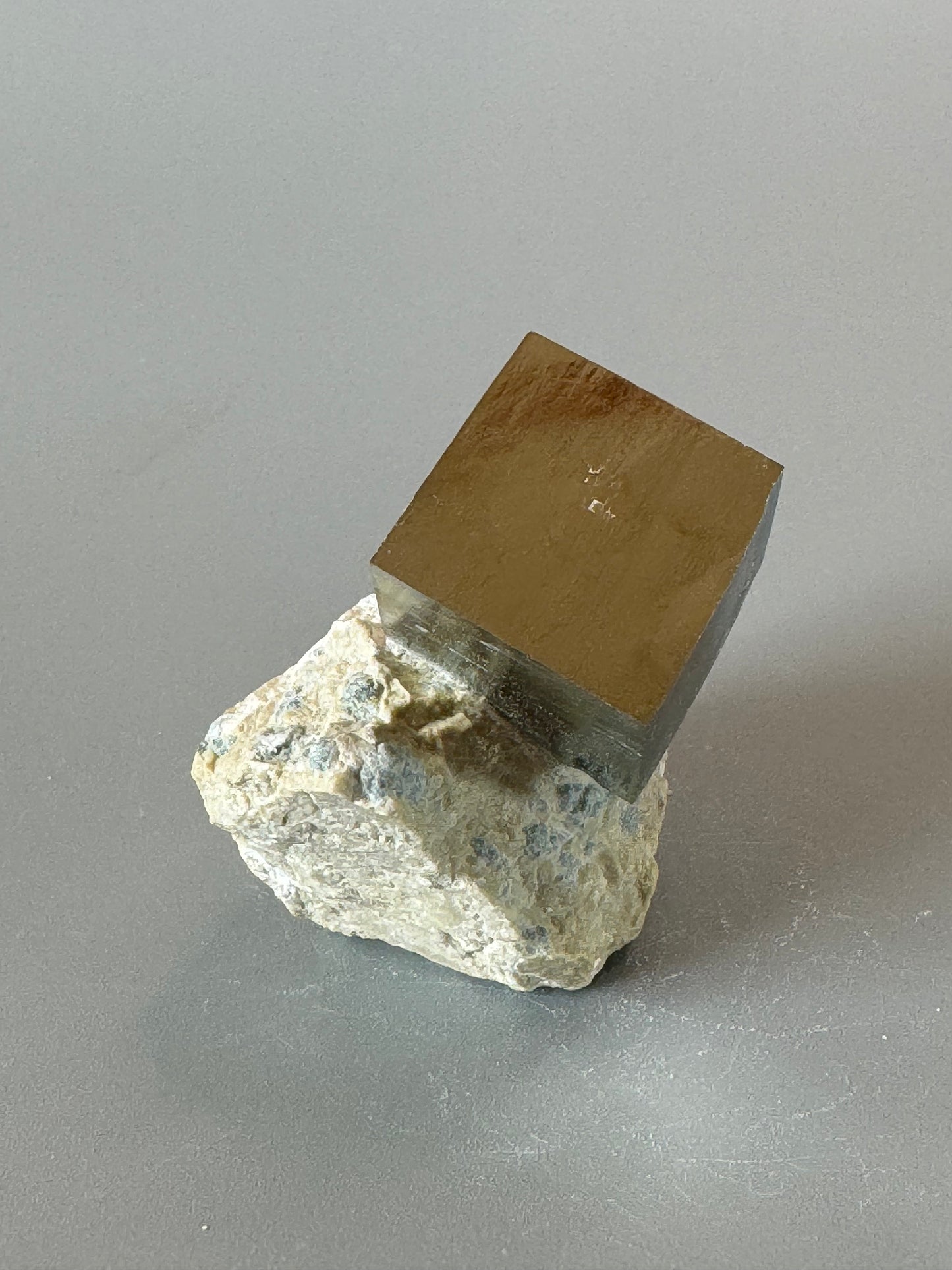 Pyrit Kubus auf Matrix - 4cm, 77g