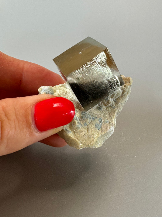 Pyrit Kubus auf Matrix - 4cm, 77g