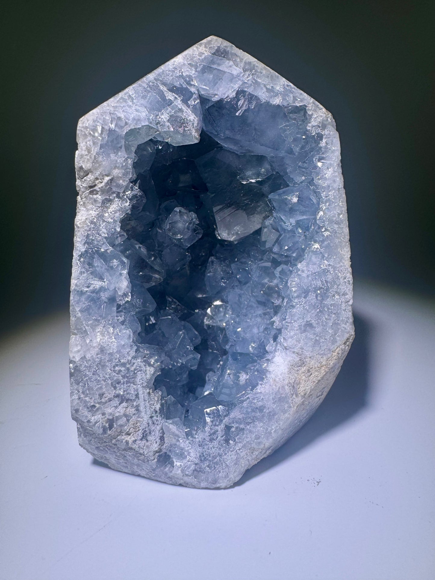 Celestin Spitze Madagaskar 11.5cm, 878g, klare hellblaue Kristalle, natürliche Energie