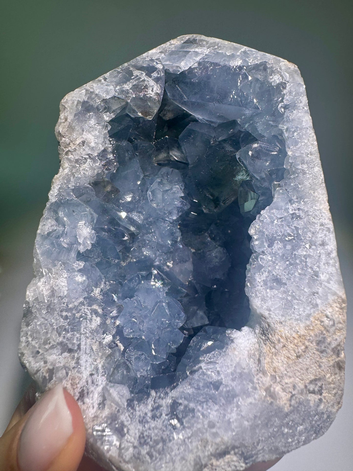Celestin Spitze Madagaskar 11.5cm, 878g, klare hellblaue Kristalle, natürliche Energie