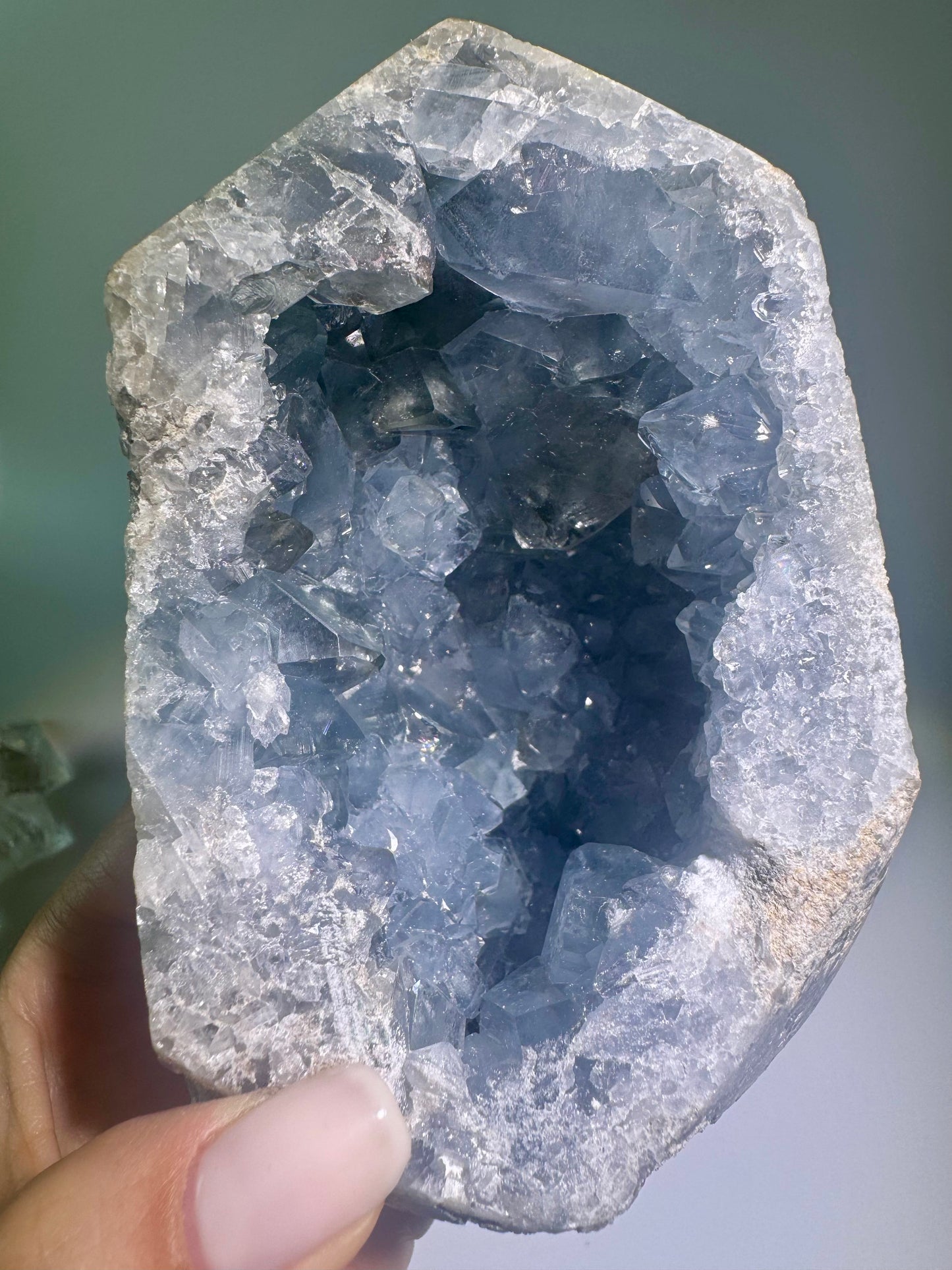 Celestin Spitze Madagaskar 11.5cm, 878g, klare hellblaue Kristalle, natürliche Energie