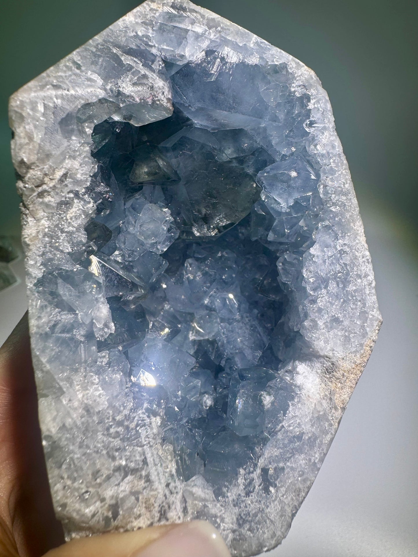 Celestin Spitze Madagaskar 11.5cm, 878g, klare hellblaue Kristalle, natürliche Energie