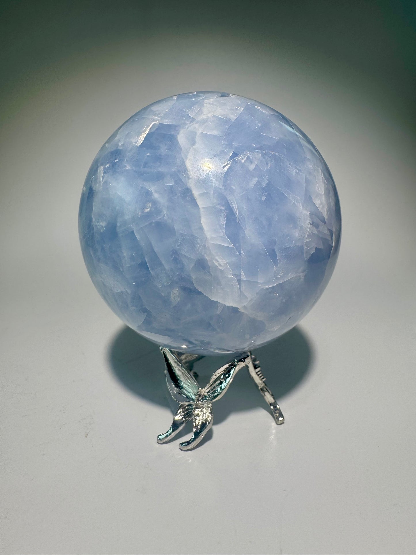 Celestin Kugel 7 cm, 486 g, hellblauer Celestin Kristall aus Madagaskar, beruhigend, Meditationskristall