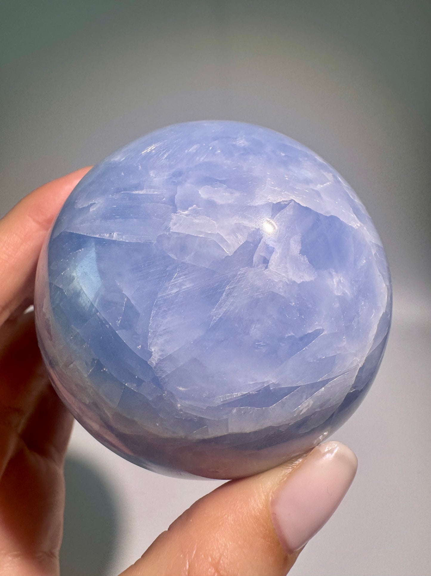 Celestin Kugel 7 cm, 486 g, hellblauer Celestin Kristall aus Madagaskar, beruhigend, Meditationskristall