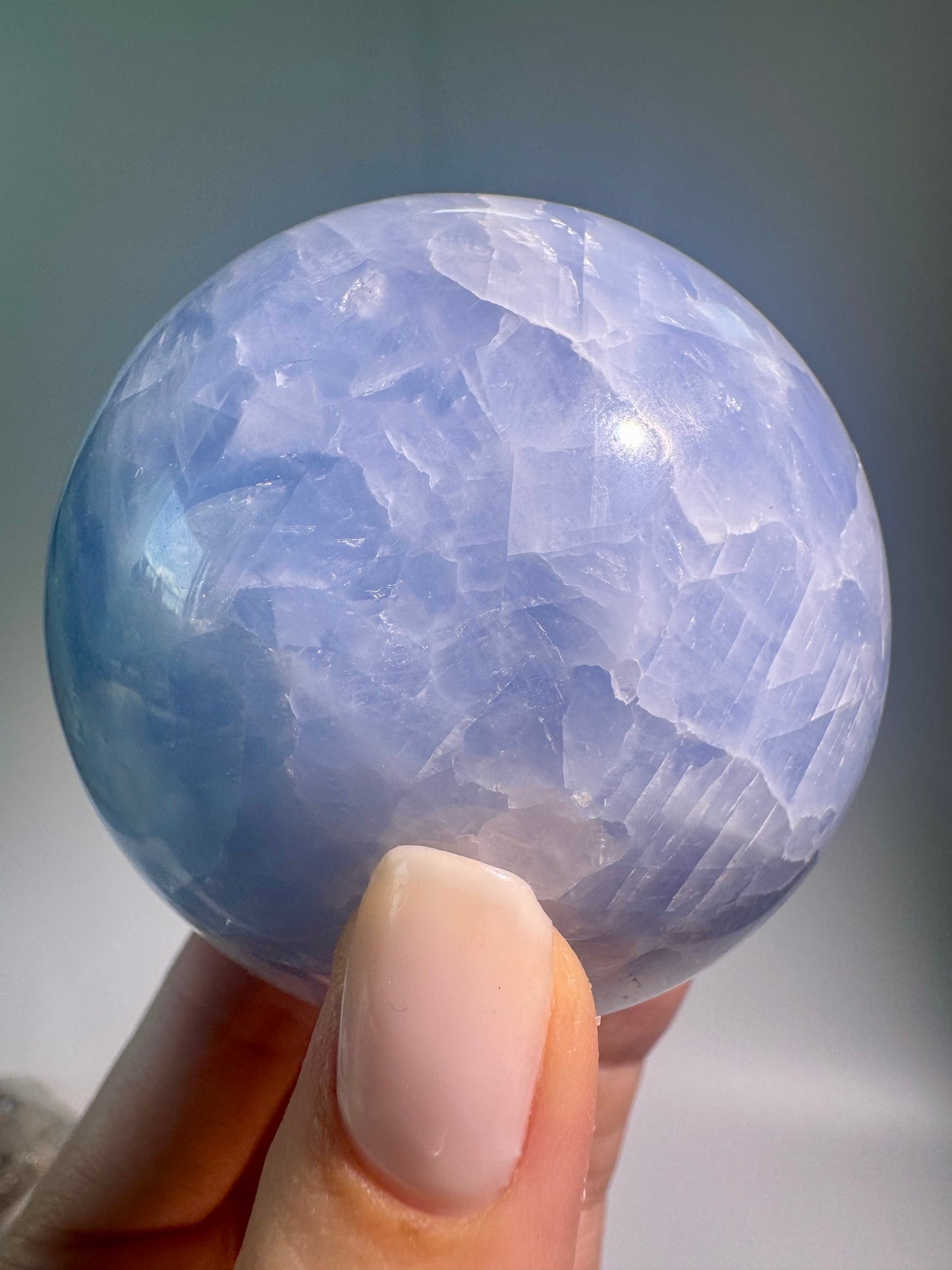Celestin Kugel 7 cm, 486 g, hellblauer Celestin Kristall aus Madagaskar, beruhigend, Meditationskristall