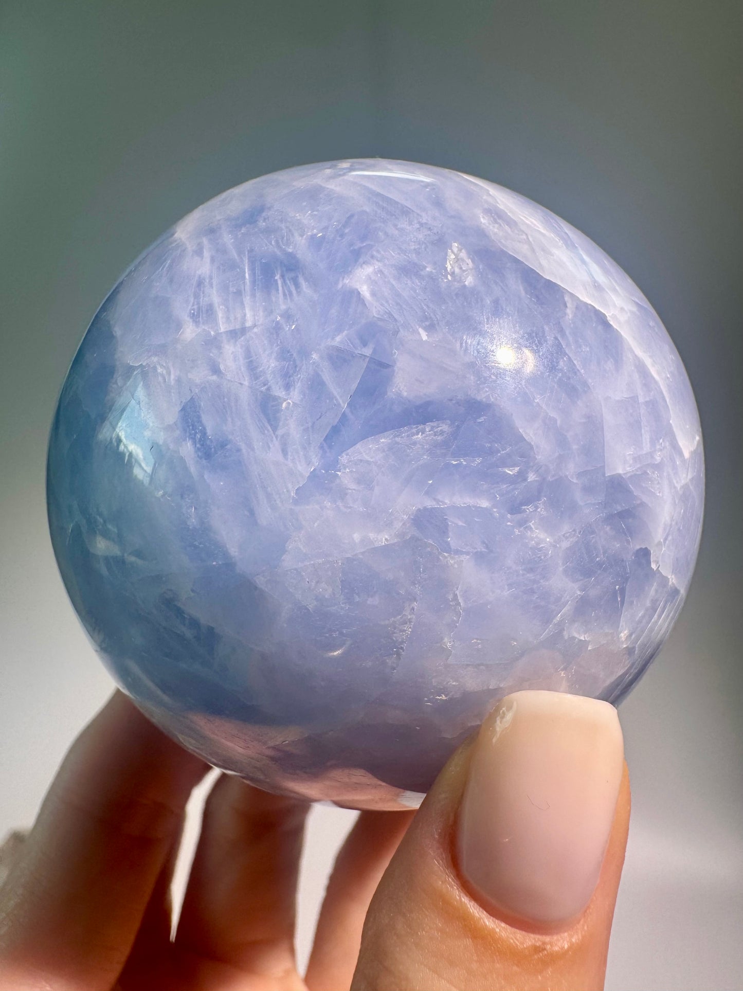 Celestin Kugel 7 cm, 486 g, hellblauer Celestin Kristall aus Madagaskar, beruhigend, Meditationskristall