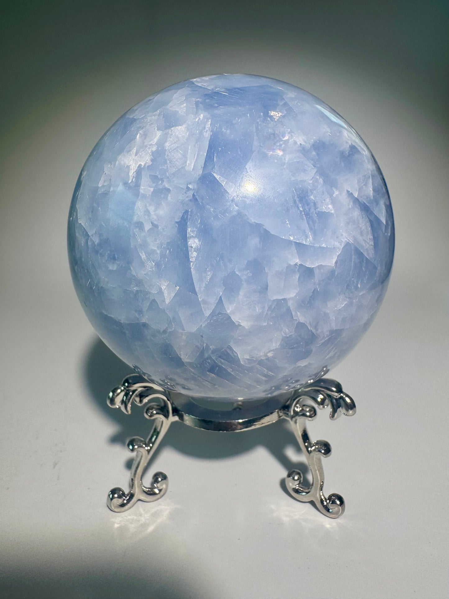 Celestin Kugel 7 cm, 486 g, hellblauer Celestin Kristall aus Madagaskar, beruhigend, Meditationskristall