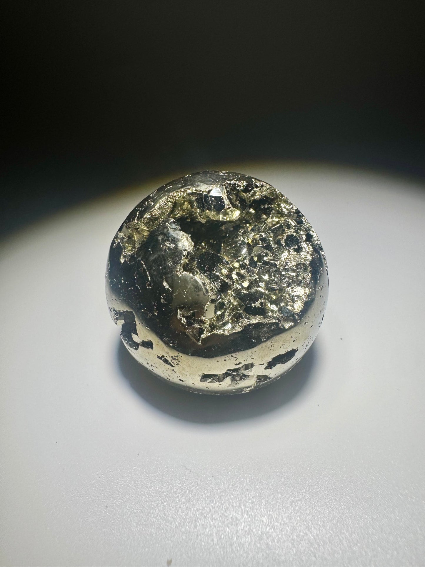 Pyrit-Kugel 4 cm | Funkelnde Pyrit-Kristallkugel mit Goldglanz | Hochwertiger Pyrit aus Peru | Kristallkugel für Erfolg & Schutz