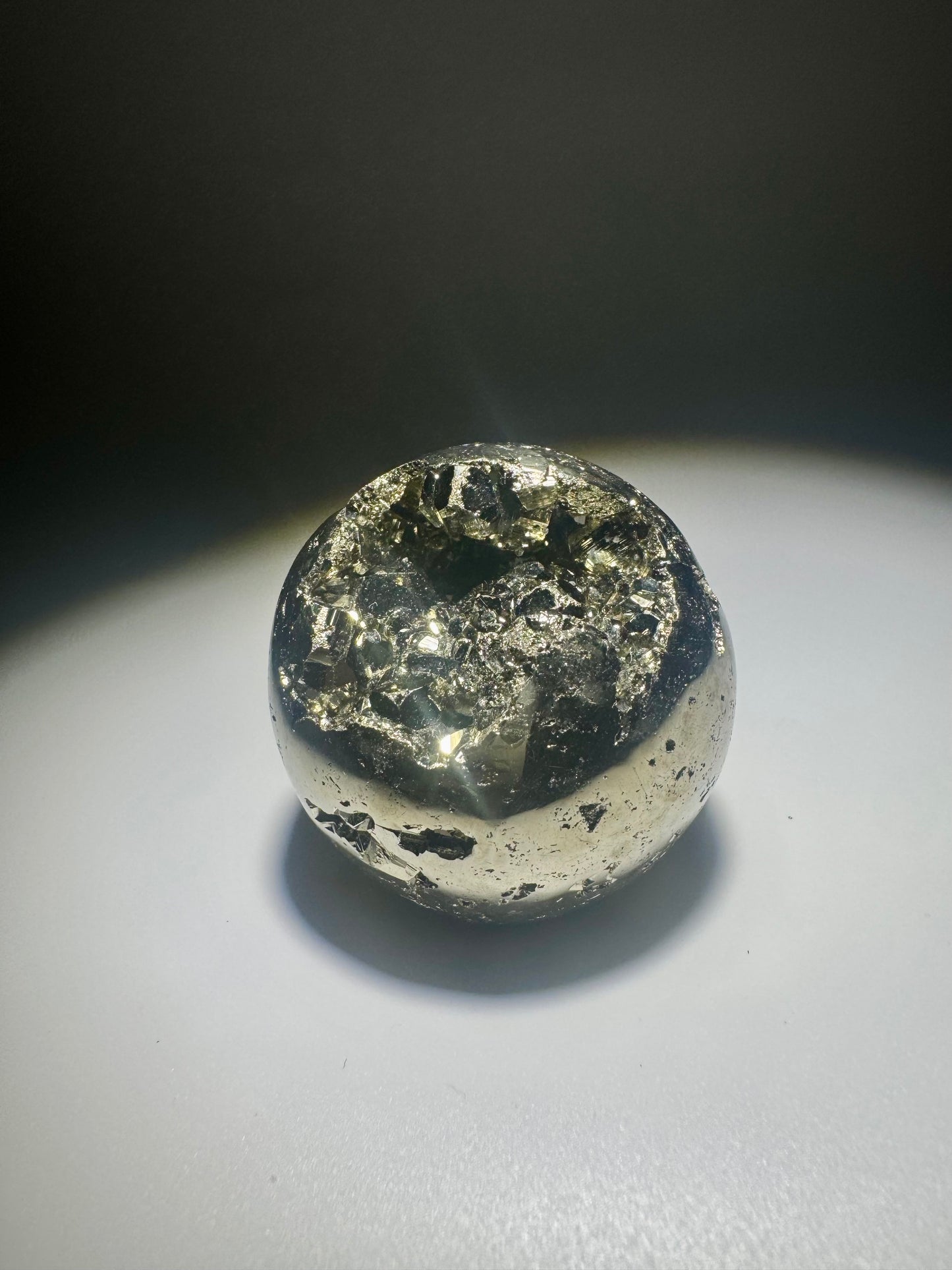 Pyrit-Kugel 4 cm | Funkelnde Pyrit-Kristallkugel mit Goldglanz | Hochwertiger Pyrit aus Peru | Kristallkugel für Erfolg & Schutz