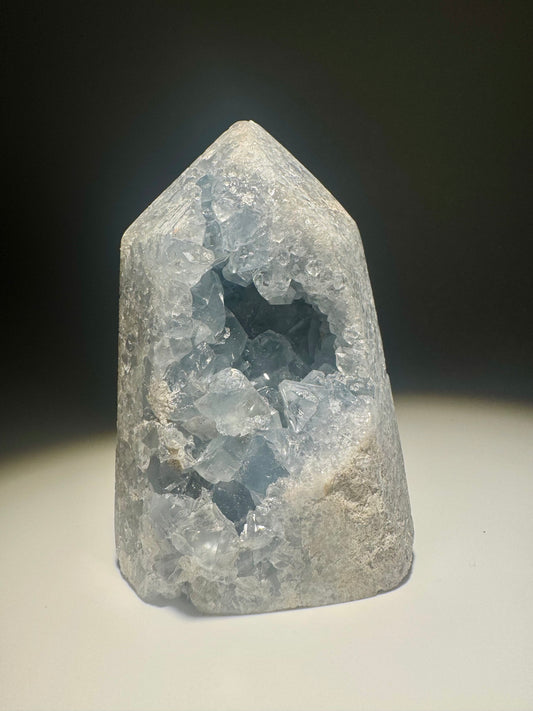 Celestin Spitze Madagaskar 7cm, klare hellblaue Kristalle, natürliche Energie