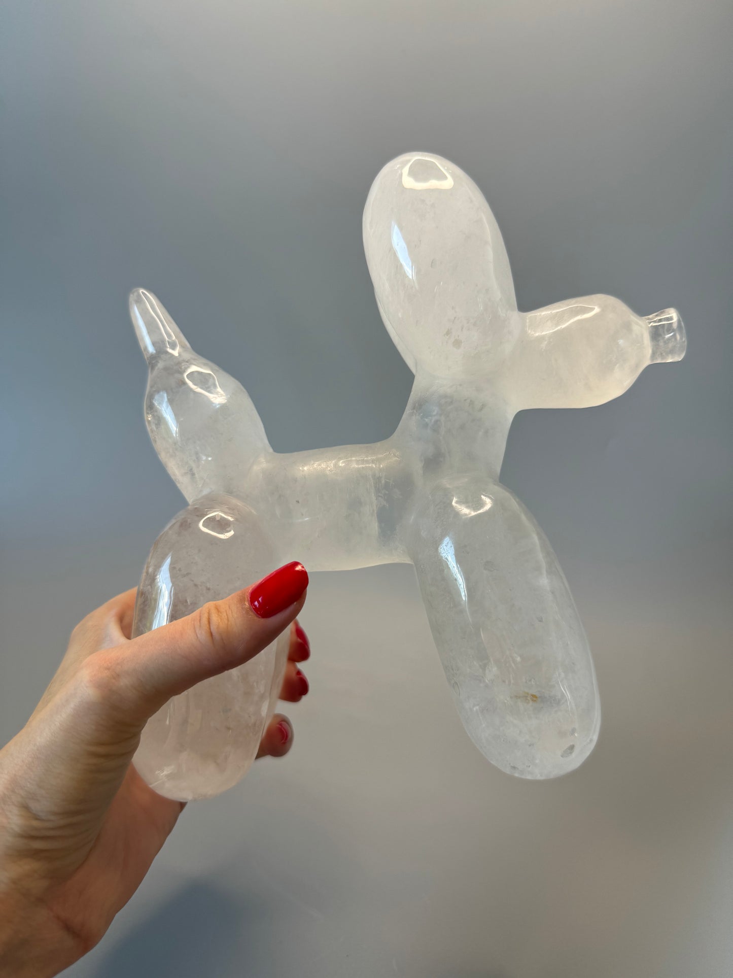 Jeff Koons inspiriertes Kunstobjekt – moderner Balloon Dog aus echtem Bergkristall – 2 kg schwere Unikatsfigur